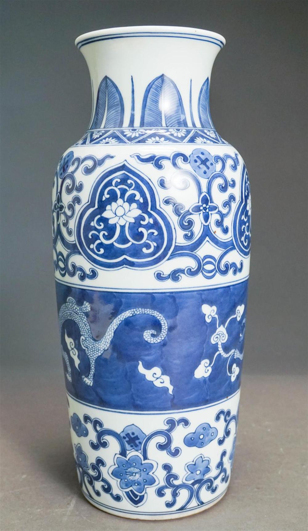 CHINESE BLUE AND WHITE DECORATED 326301
