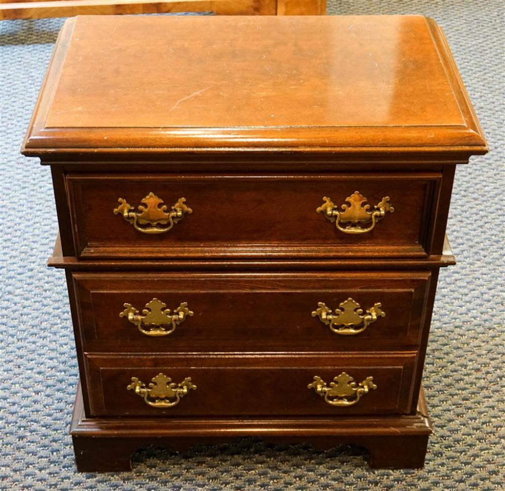 FEDERAL STYLE CHERRY BEDSIDE TABLE