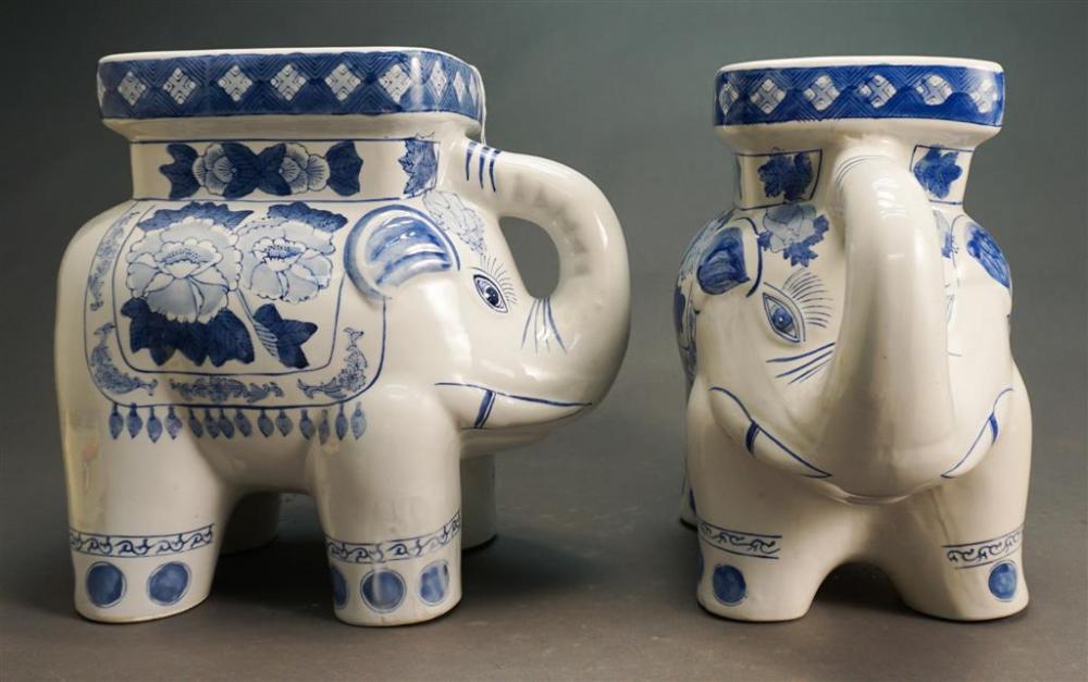 PAIR CHINESE BLUE AND WHITE ELEPHANT FORM 32661f