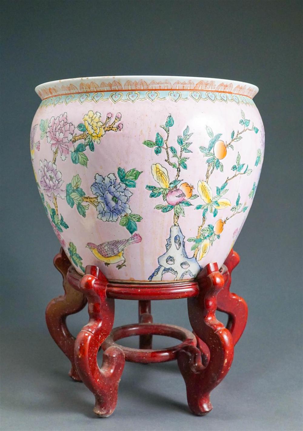 CHINESE POLYCHROME DECORATED PORCELAIN 326886