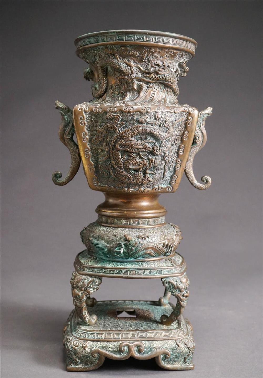 CHINESE VERDIGRIS AND BRONZE VASE 3268b7