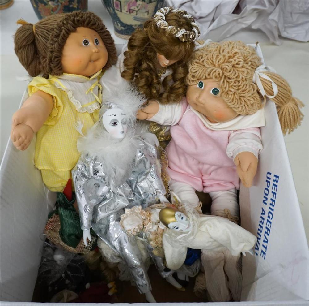 BOX WITH CABBAGE PATCH AND OTHER 326a12