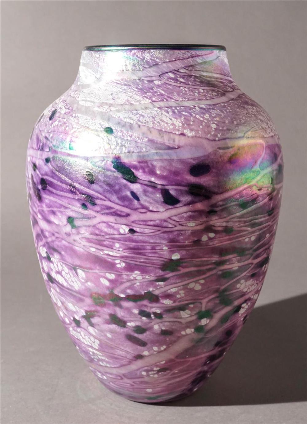 ART GLASS VASE, H: 10-1/2 INArt Glass