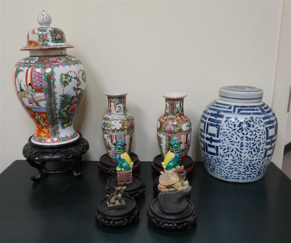 GROUP WITH EIGHT CHINESE CERAMIC,