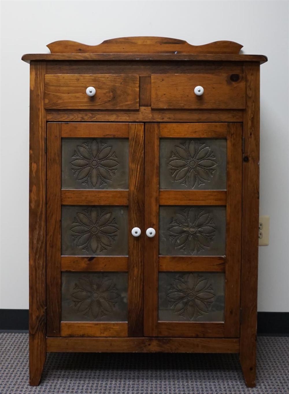 EARLY AMERICAN STAINED PINE PIERCED 3293a9