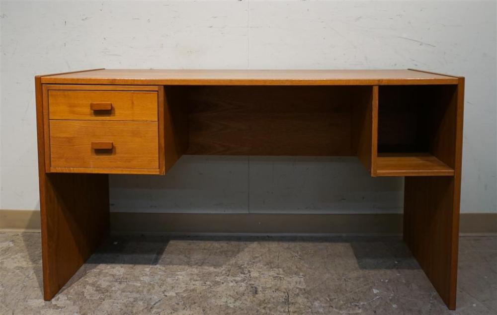 MID-CENTURY MODERN TEAK DESK, H: