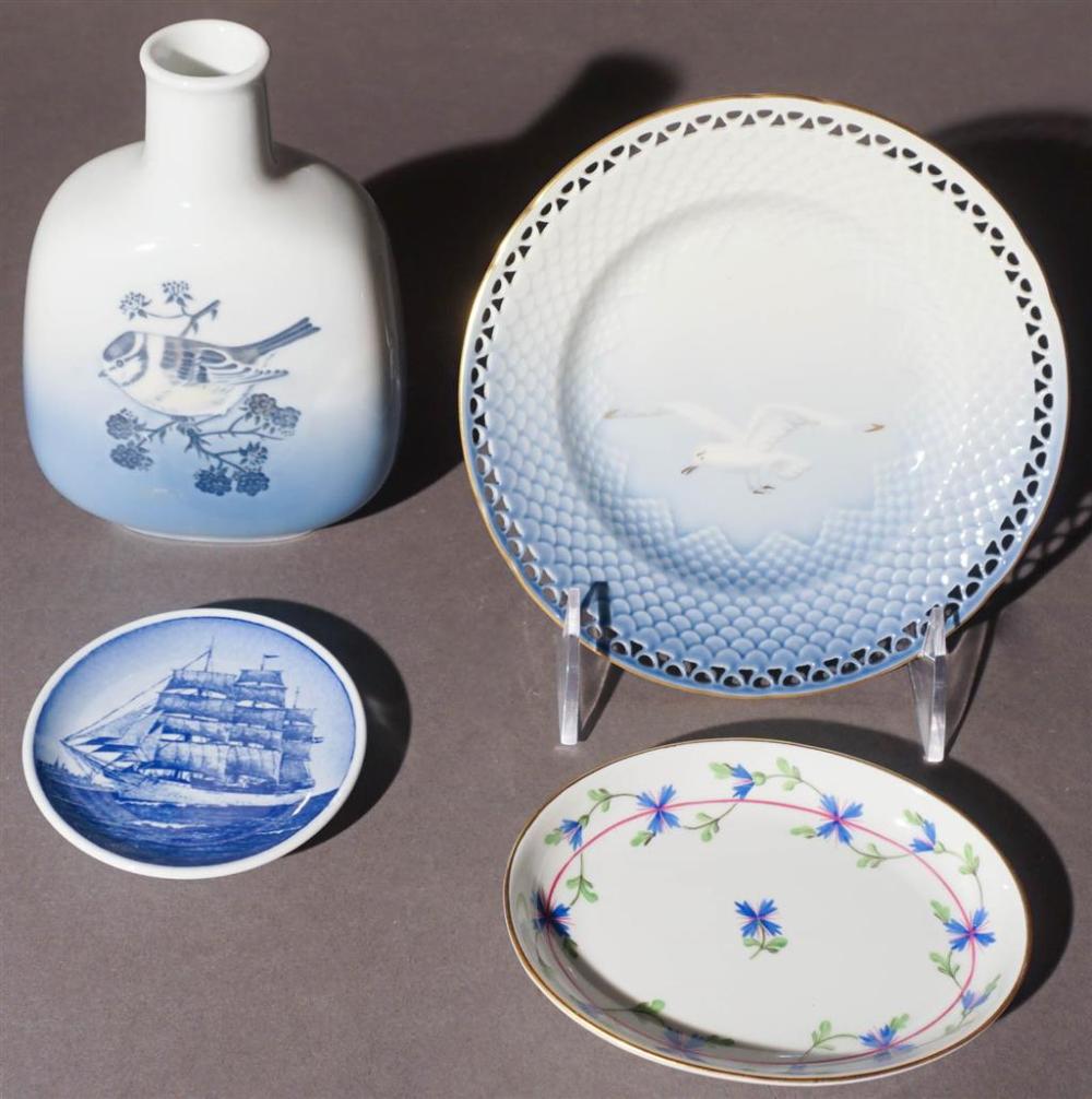 GROUP OF PORCELAIN ARTICLES, INCLUDING