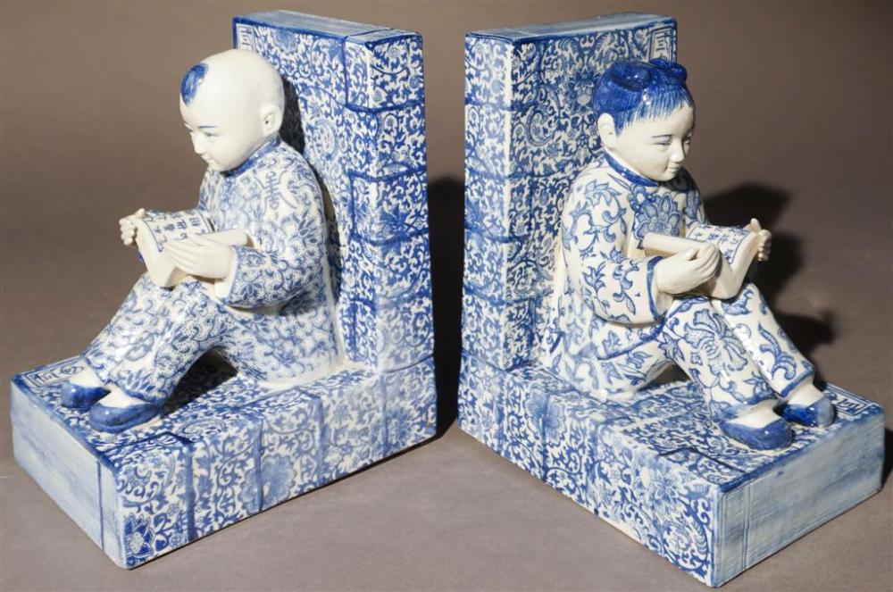 PAIR OF CHINESE BLUE AND WHITE 329707