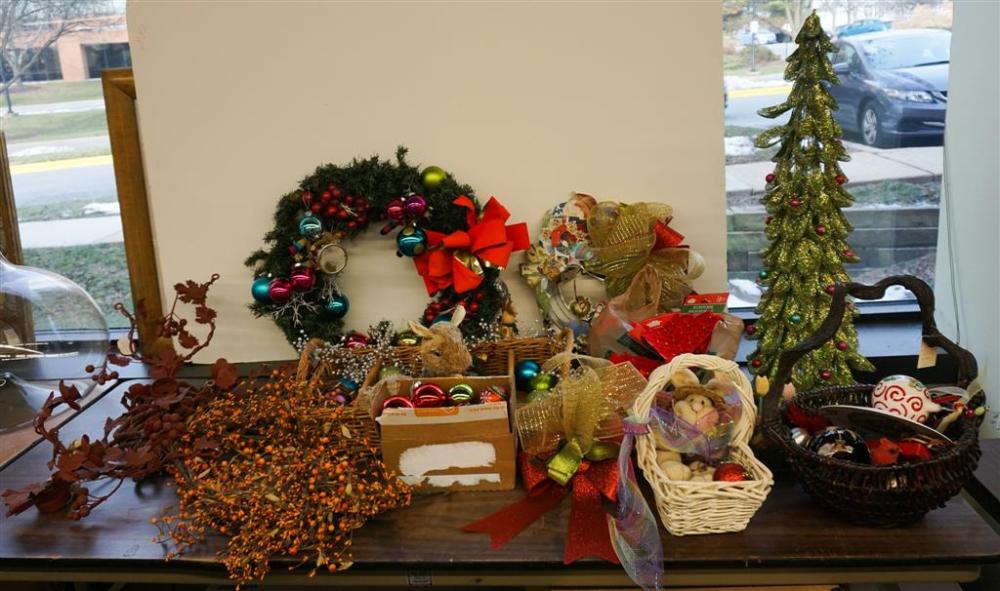 COLLECTION OF HOLIDAY DECORATIONSCollection 329a2a
