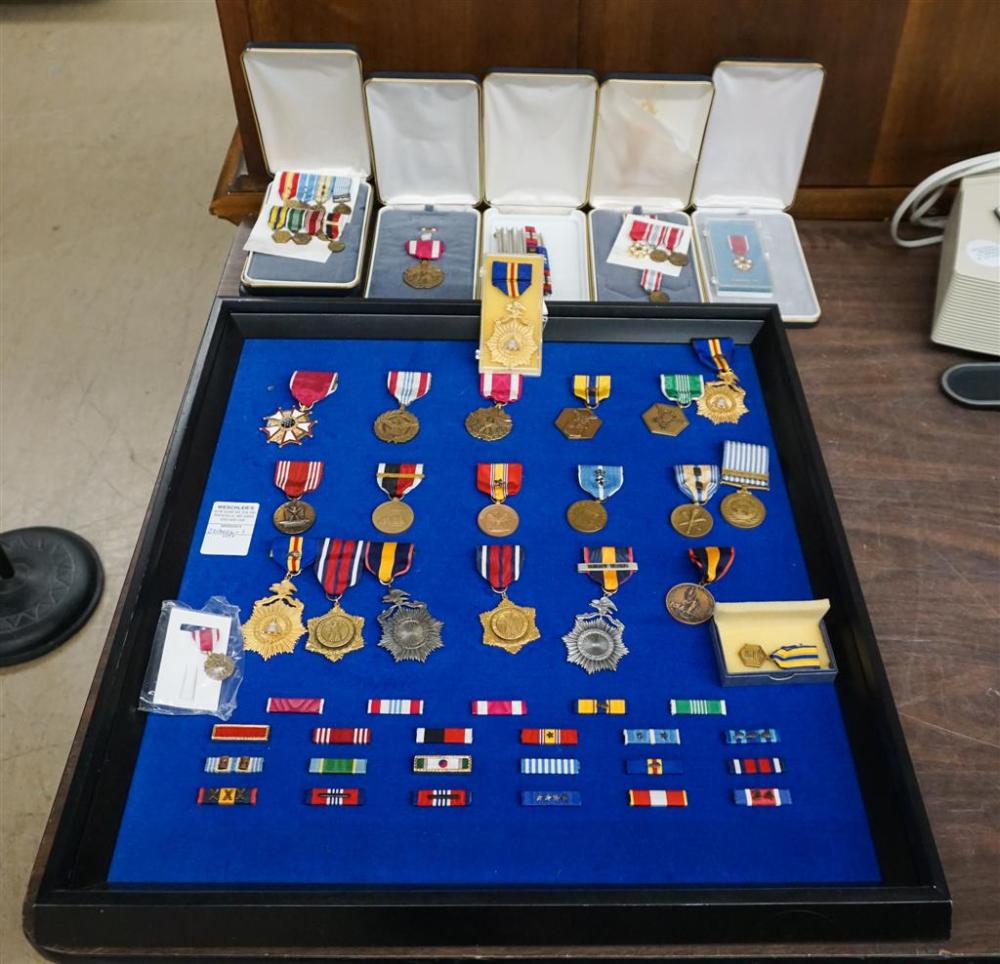 COLLECTION WITH U S MILITARY MEDALS 329a86