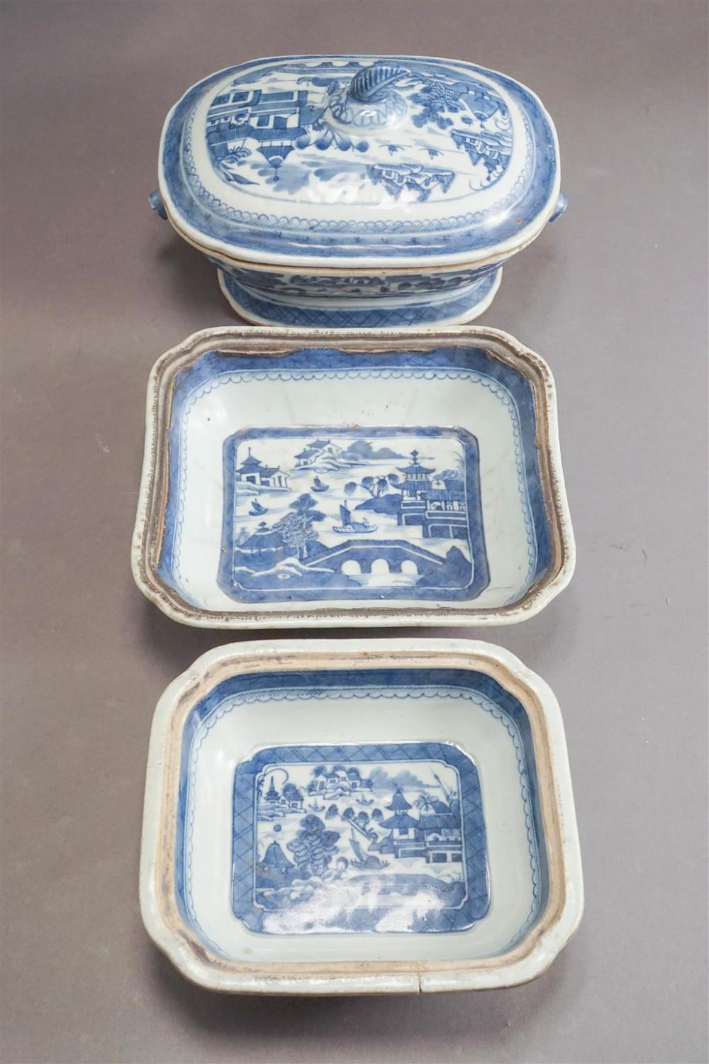 CHINESE CANTON BLUE AND WHITE COVERED 329b1b