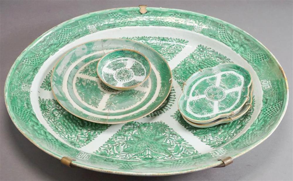 CHINESE GREEN FITZHUGH OVAL PLATTER