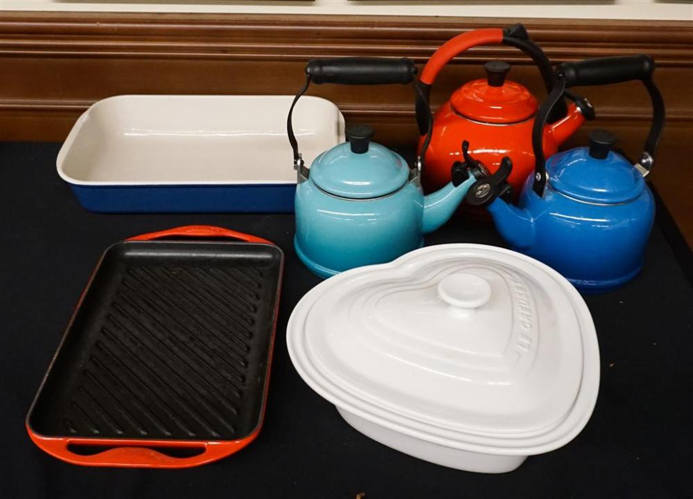 COLLECTION OF LE CREUSET COOKWARE 329ca1