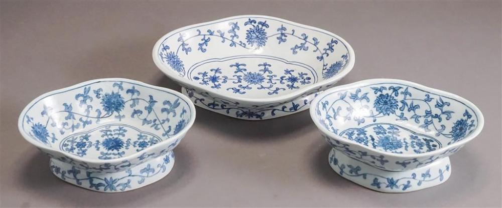 THREE CHINESE BLUE AND WHITE BOWLSThree 329cf4