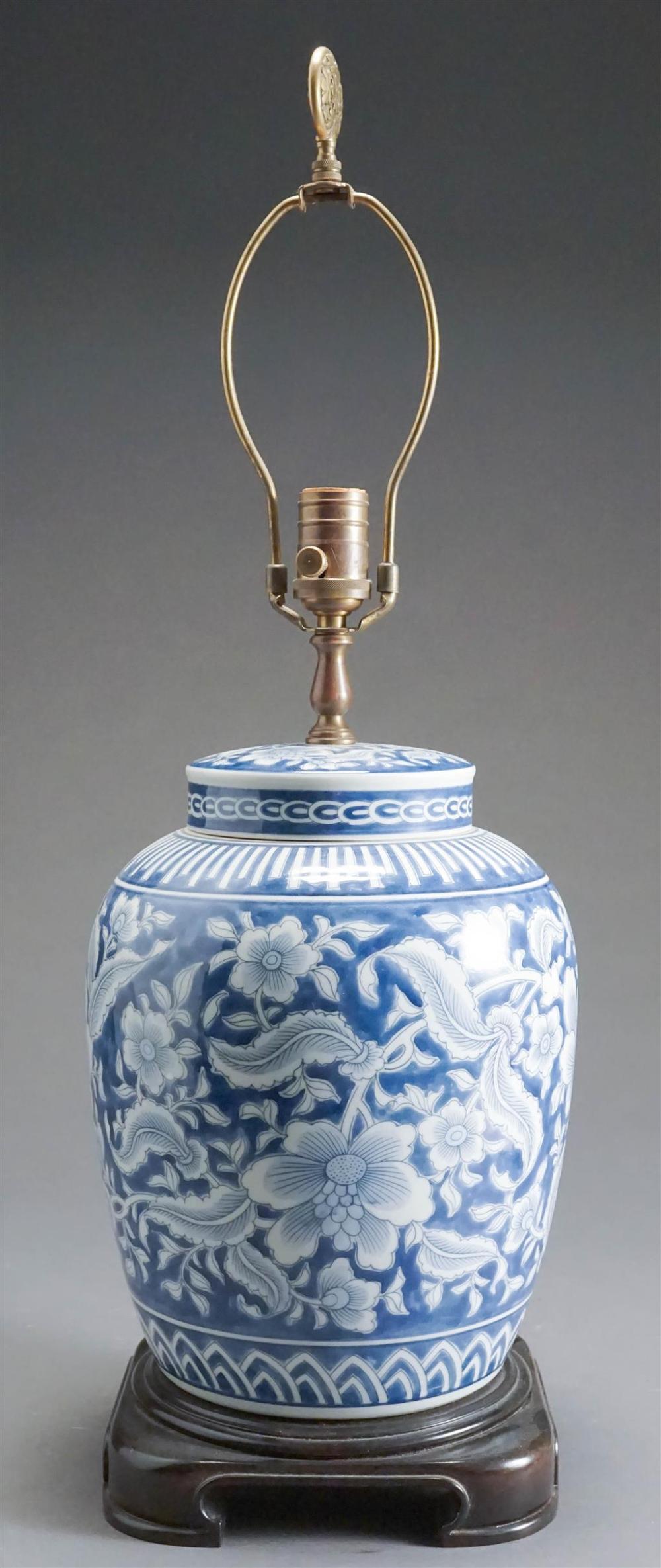 CHINESE BLUE AND WHITE PORCELAIN 329d15