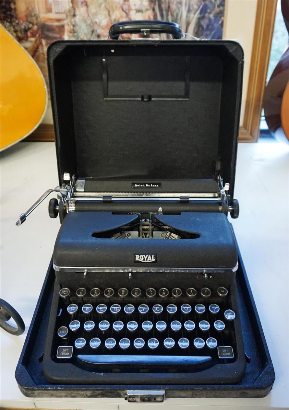 ROYAL QUIET DELUX PORTABLE TYPEWRITER 329f9d