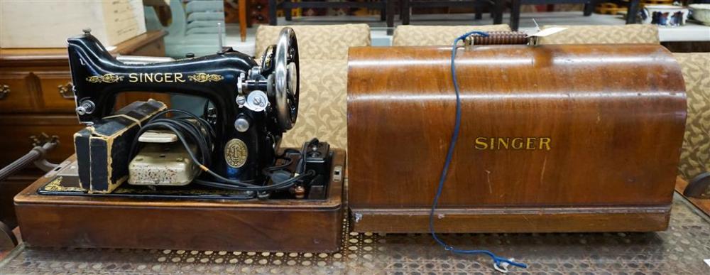 SINGER SEWING MACHINE WITH CASE,