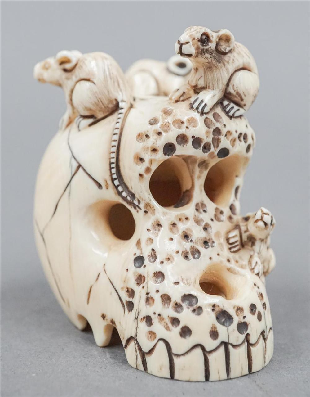 JAPANESE SKULL AND RAT NETSUKE  32a17a