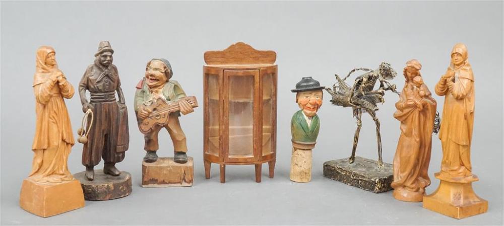 COLLECTION WITH CARVED WOOD FIGURES  32a232
