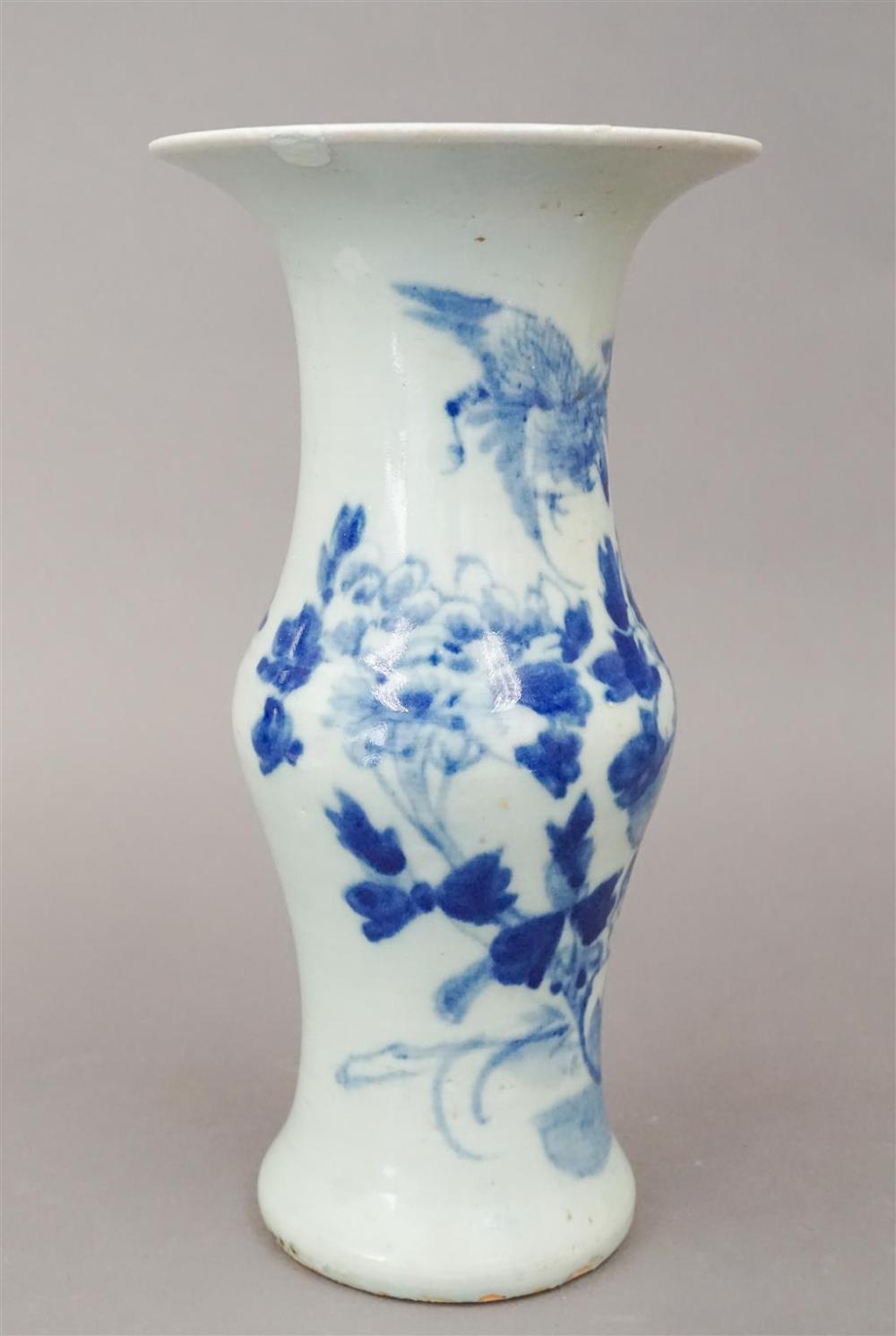 CHINESE BLUE AND WHITE PORCELAIN VASEChinese