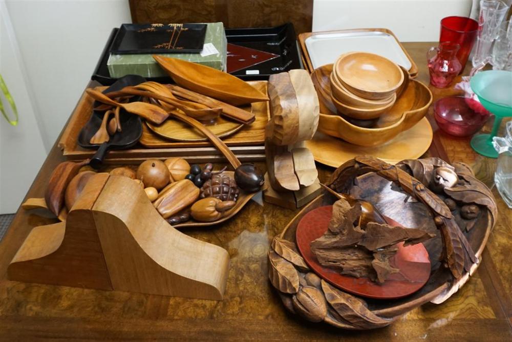 COLLECTION WITH CARVED WOOD TABLE