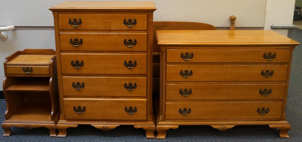 EARLY AMERICAN STYLE MAPLE DRESSER  32a43c