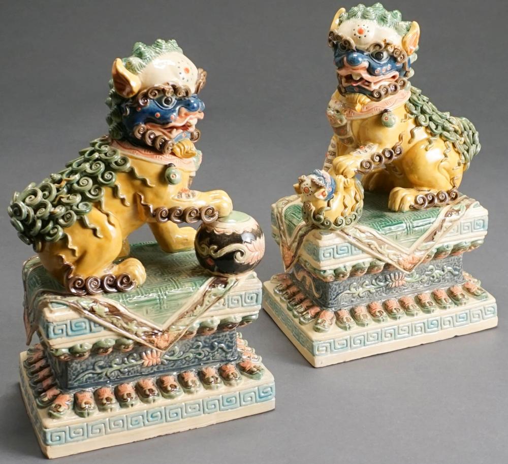 PAIR OF CHINESE GLAZED CERAMIC 32a445