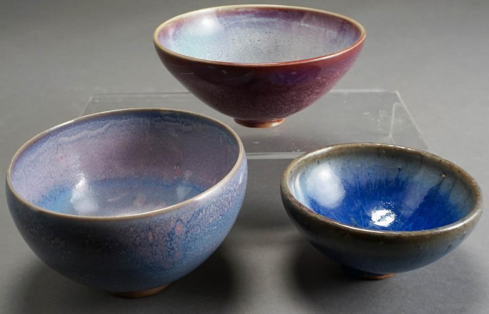 THREE CONTEMPORARY CHINESE GLAZED 32a465