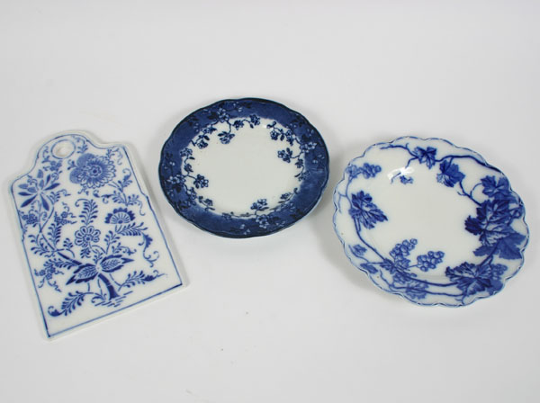 Lot of 3 pieces flow blue and blue onion