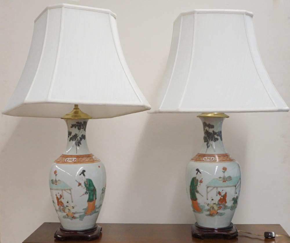 PAIR CHINESE FAMILLE VERTE DECORATED 32a88a