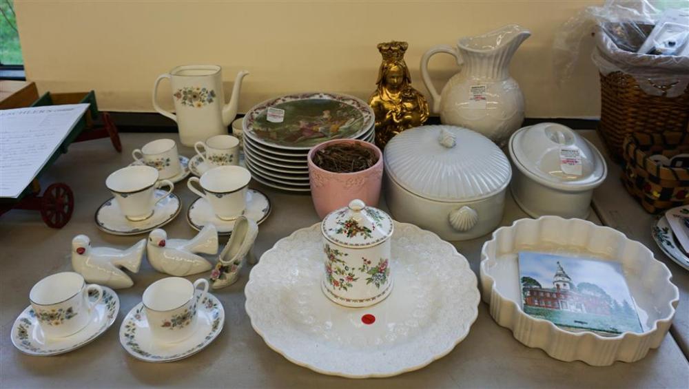 COLLECTION WITH VARIOUS PORCELAIN