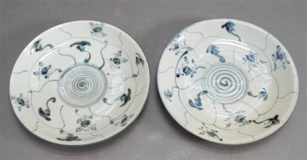TWO CHINESE BLUE AND WHITE PORCELAIN 3285a7