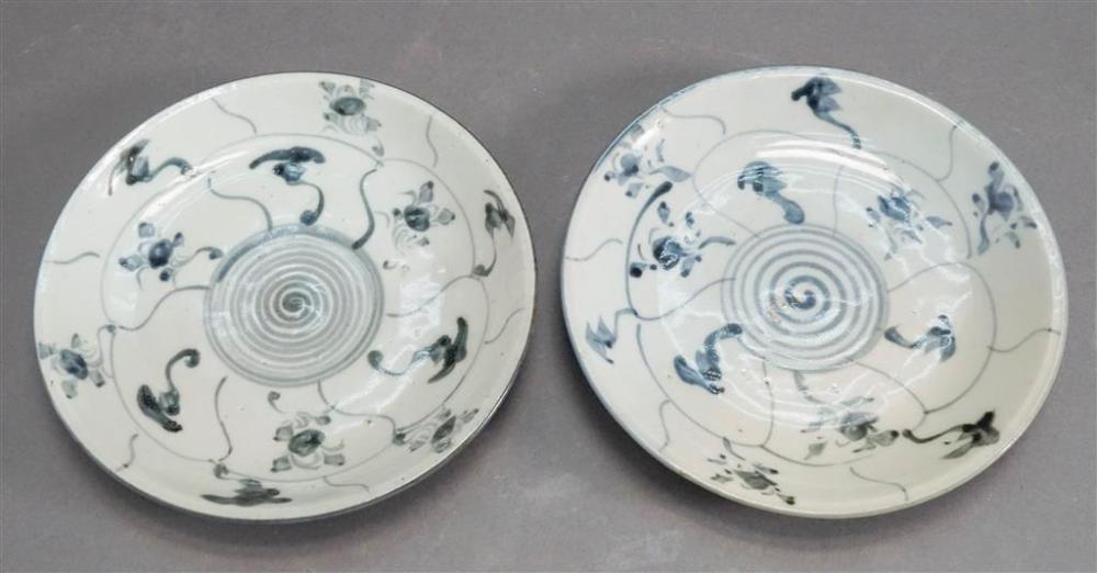 TWO CHINESE BLUE AND WHITE PORCELAIN