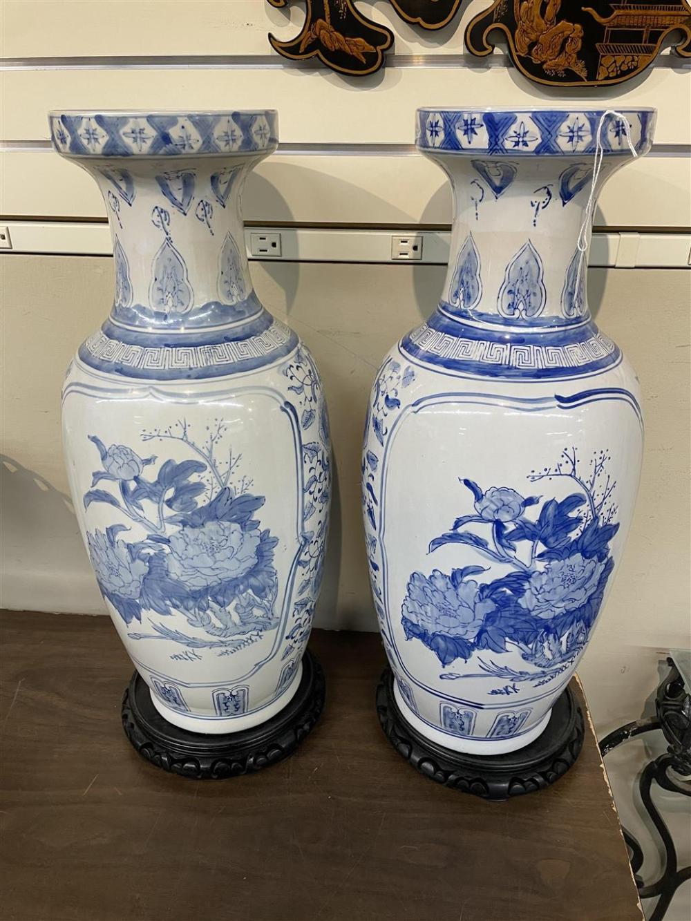 PAIR CHINESE BLUE AND WHITE PORCELAIN 32881c