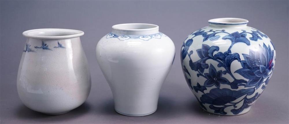 THREE ASIAN BLUE AND WHITE VASES, H