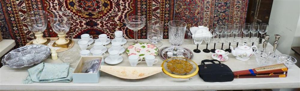 COLLECTION WITH PORCELAIN, GLASSWARE