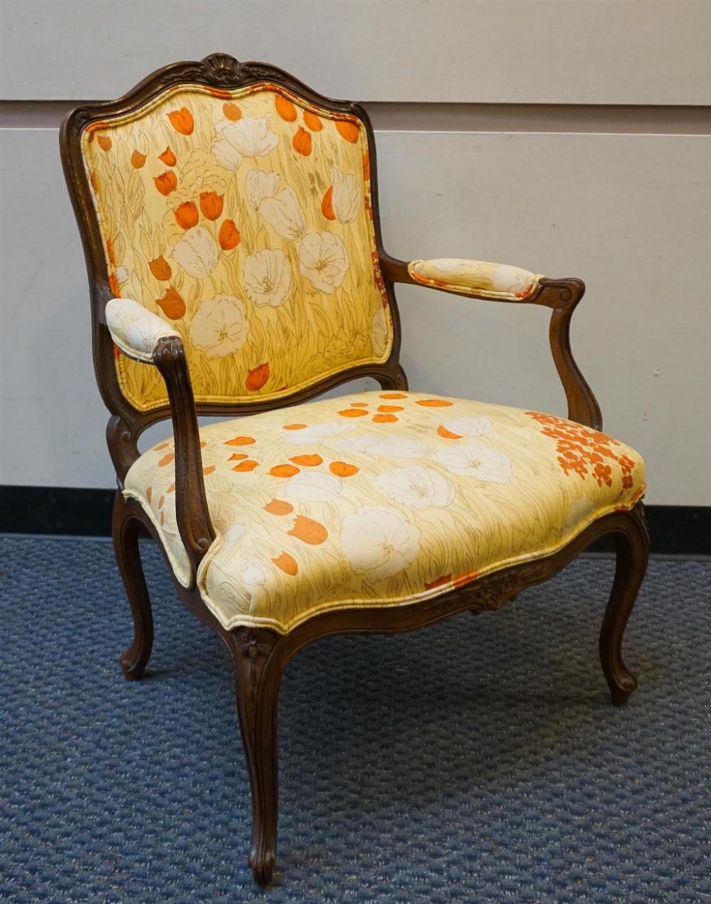 PROVINCIAL STYLE OAK AND UPHOLSTERED 328d77