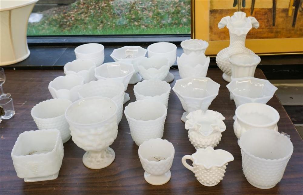 COLLECTION WITH MILK GLASS ARTICLESCollection
