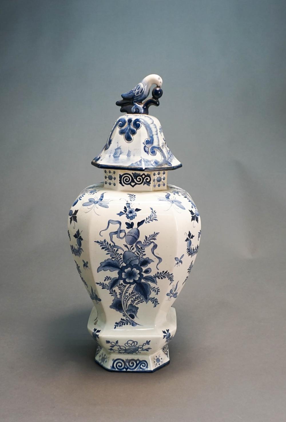 DELFT TYPE BLUE AND WHITE COVERED 32b8b6