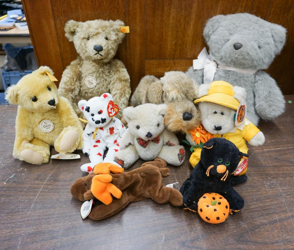 COLLECTION OF STUFFED ANIMALS INCLUDING
