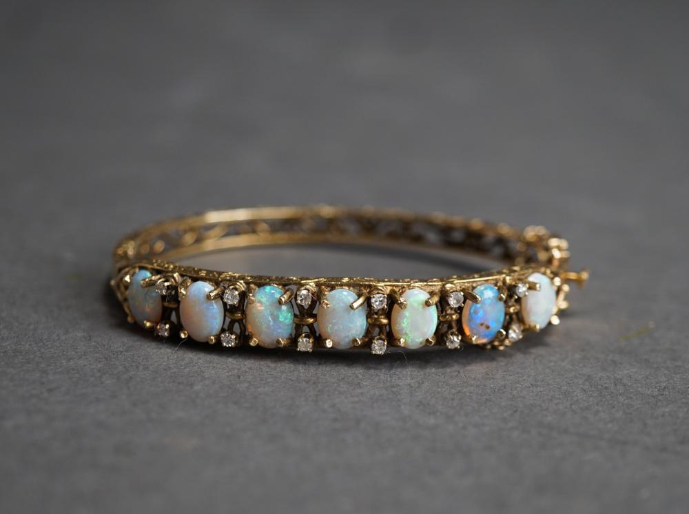 14 KARAT YELLOW GOLD AND OPAL BANGLE 32bc54