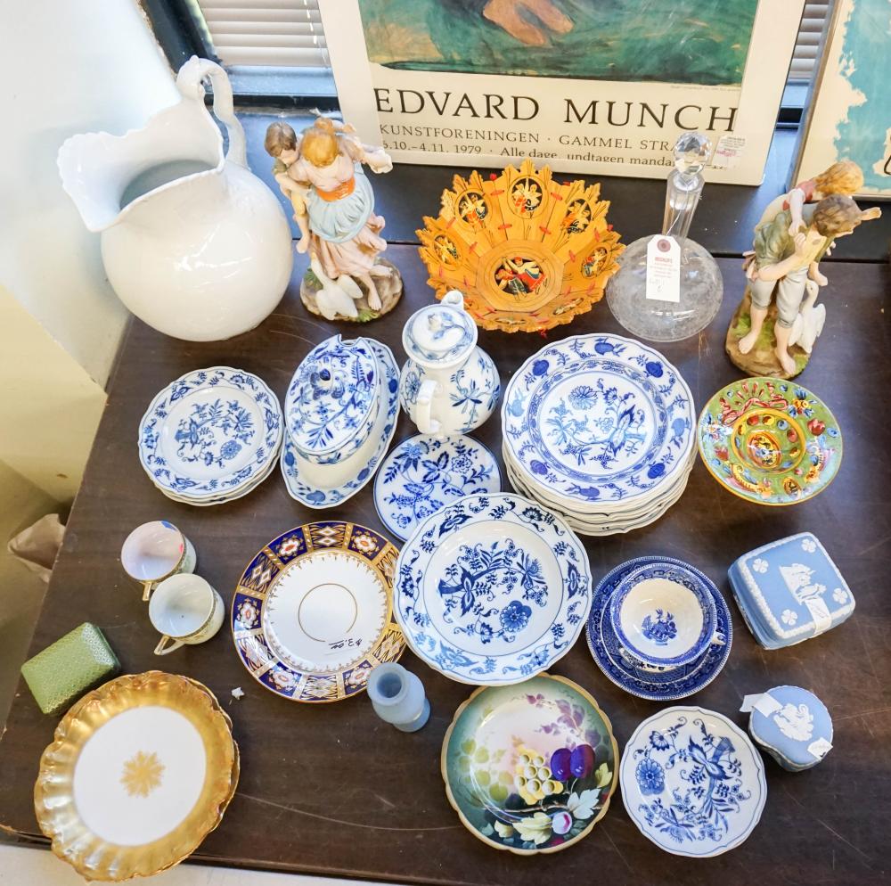 GROUP WITH ASSORTED PORCELAIN  32bd65