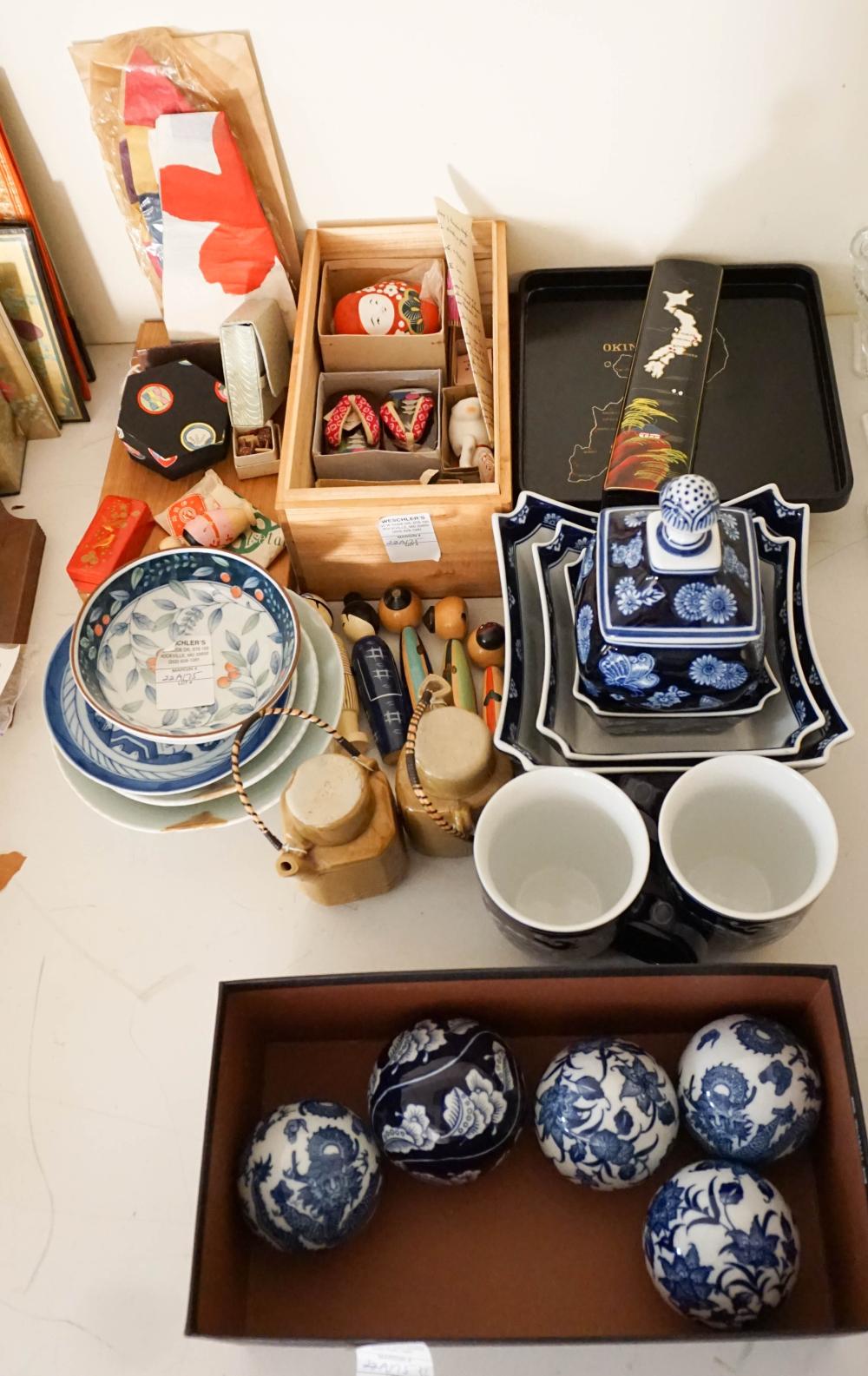 GROUP WITH MOSTLY JAPANESE PORCELAIN 32bd79
