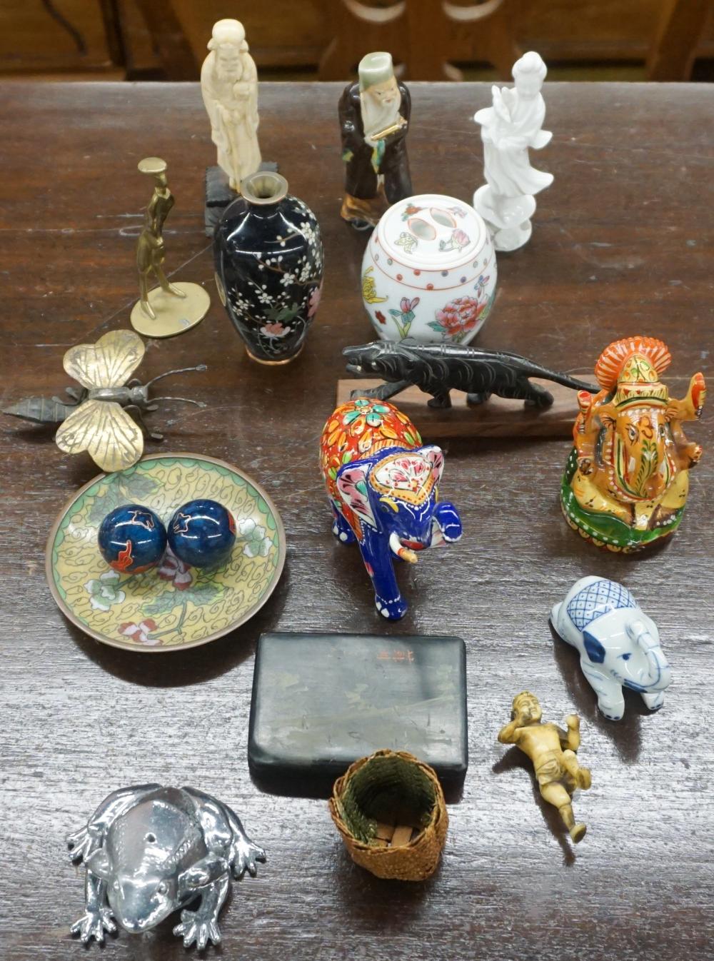 GROUP WITH ASIAN PORCELAIN AND 32be08