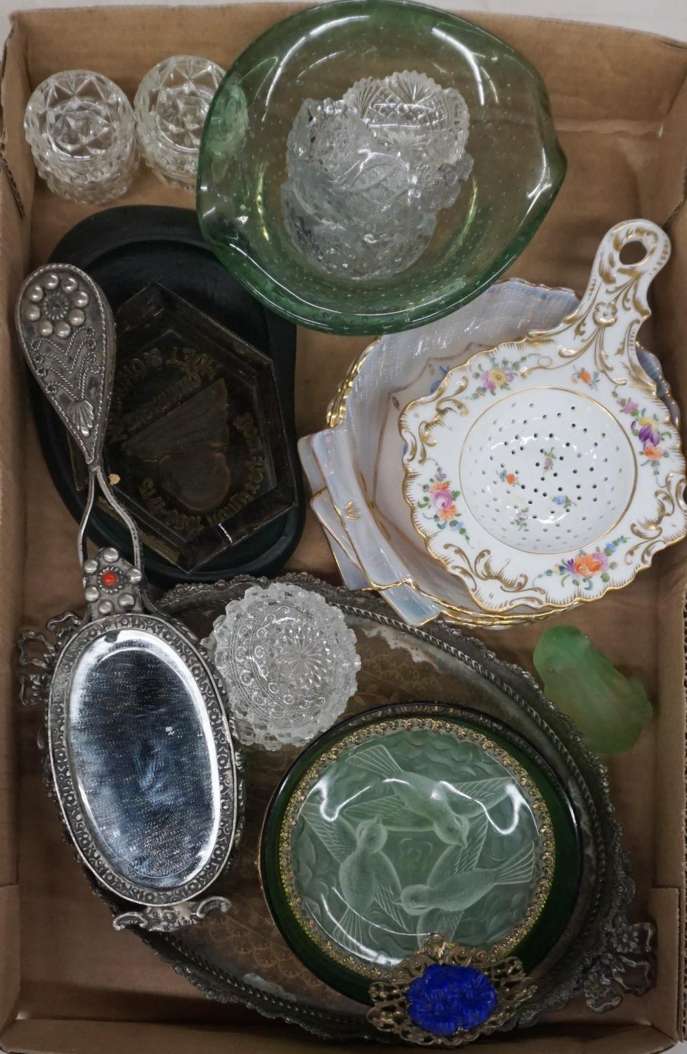 COLLECTION WITH GLASS AND PORCELAIN