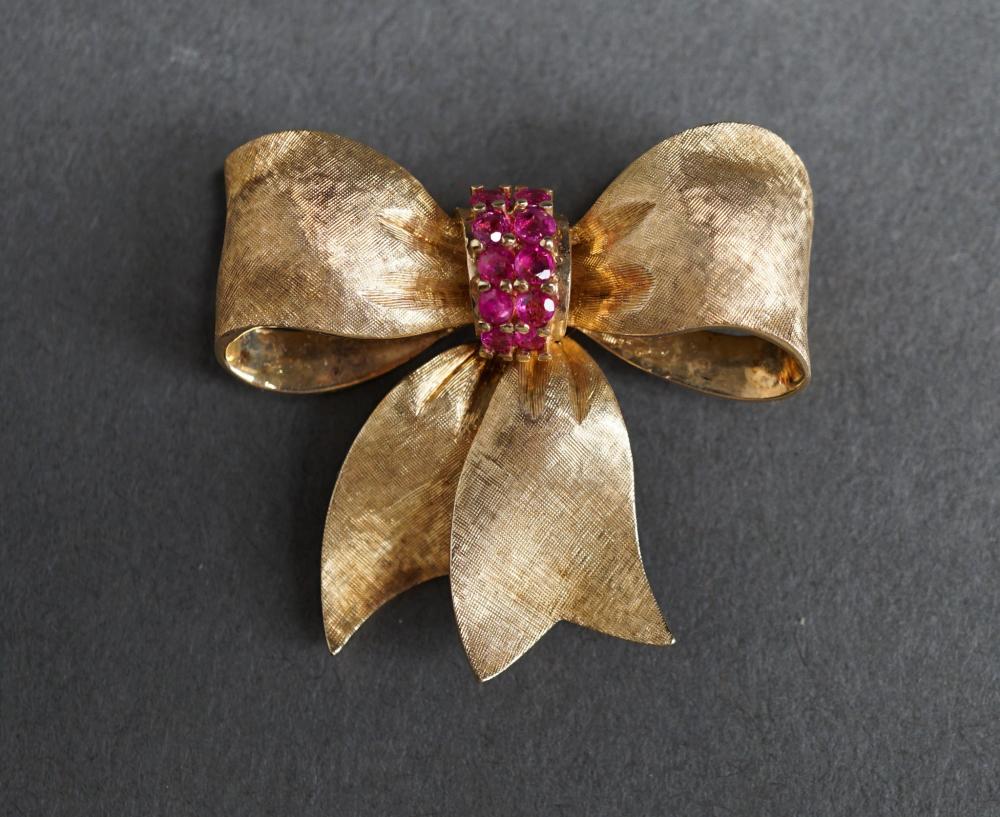 14-KARAT YELLOW-GOLD AND RUBY BOW