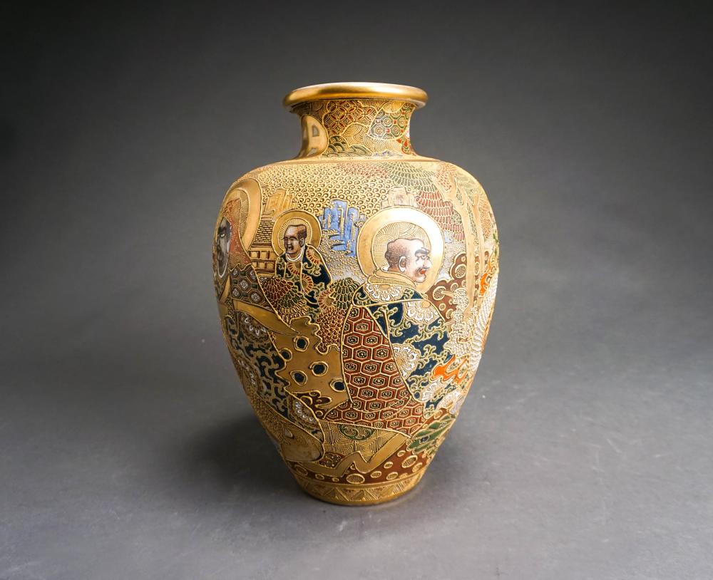 SATSUMA ARHATS VASE SIGNED  32c013