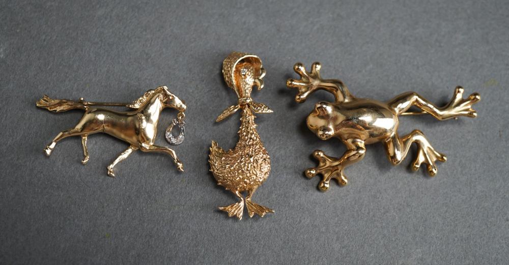 THREE 14 KARAT YELLOW GOLD BROOCHES  32c039