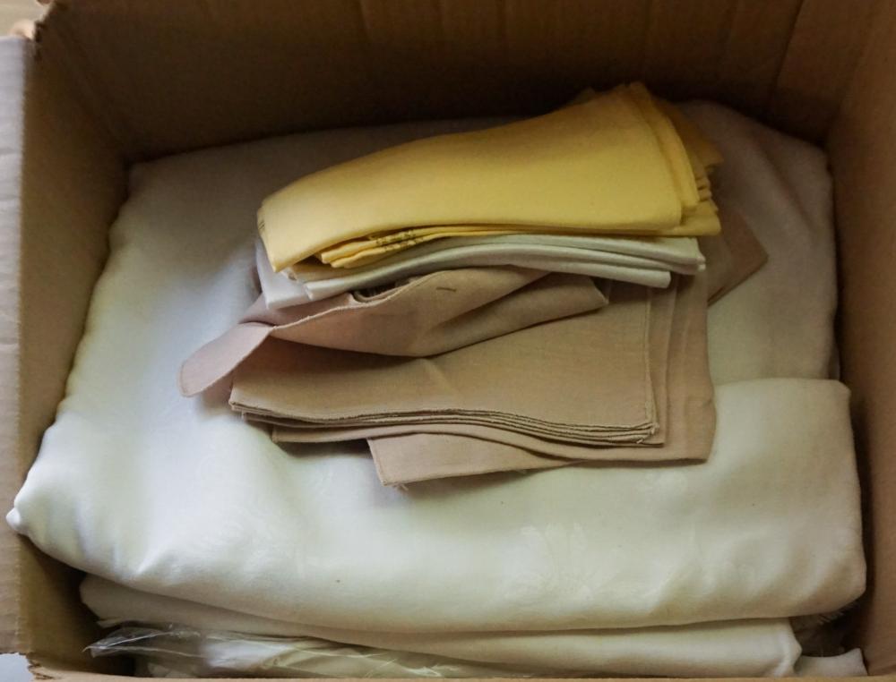 COLLECTION OF ASSORTED LINENS AND 32c0b8