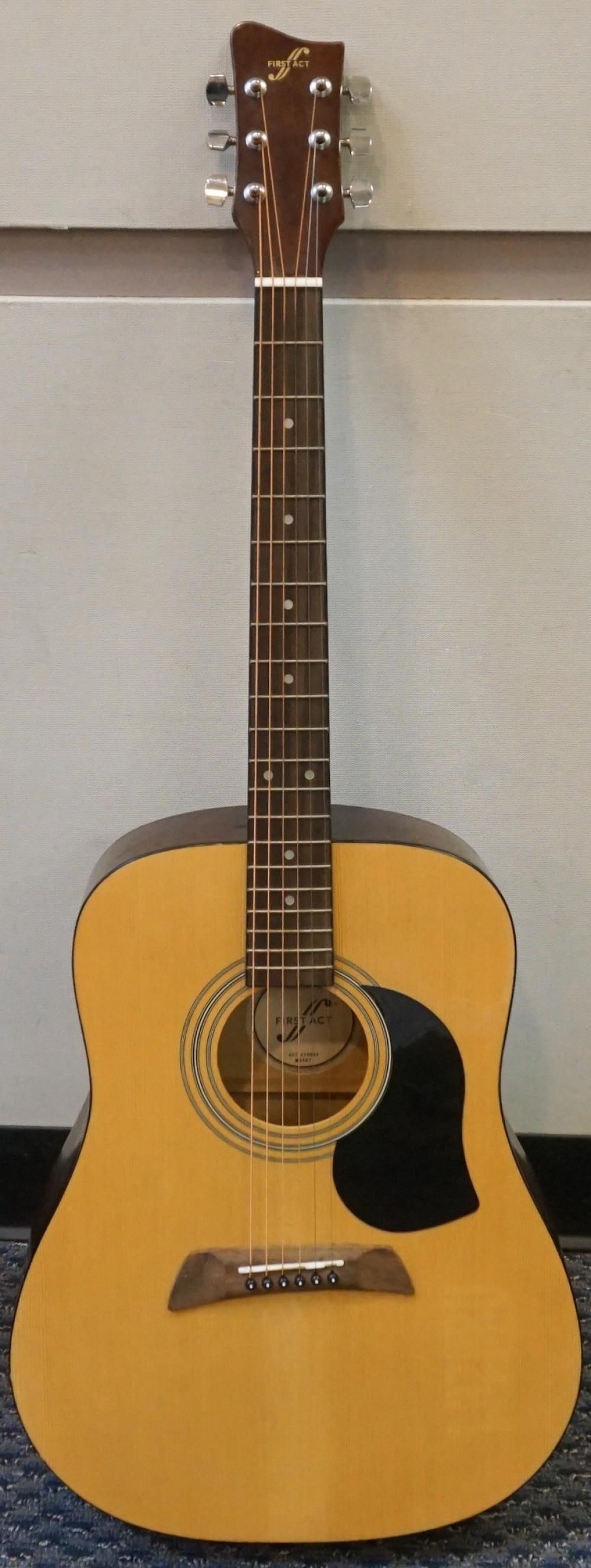 FIRST ACT WOOD ACOUSTIC GUITARFirst 32c191